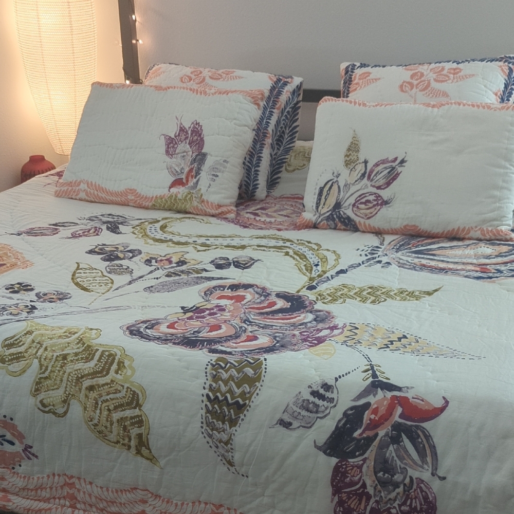 Floral Patterned Quilt Set